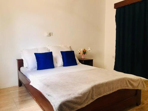 Кровать или кровати в номере Moroccan Tile House - Tranquil Estate - Boundary Rd
