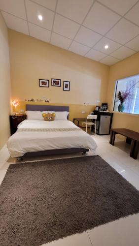 a bedroom with a large bed with a large rug at Xi Yin Zhi Su in Pingxi