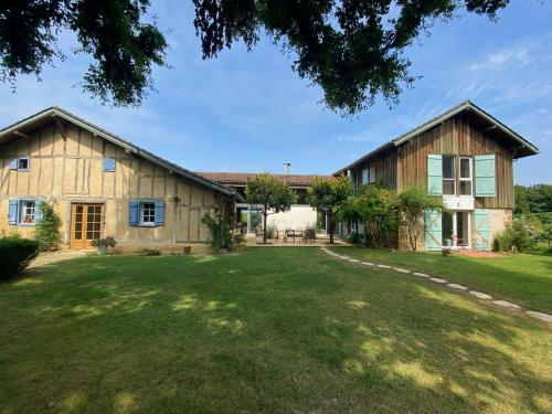 an exterior view of a barn with a yard at Majellon Appartement Sud in Sainte-Christie-dʼArmagnac