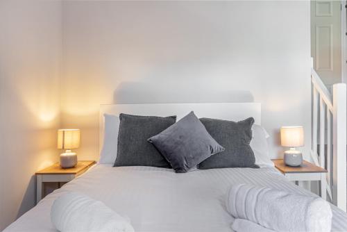 Posteľ alebo postele v izbe v ubytovaní Guest Homes - Droitwich Road Dwelling