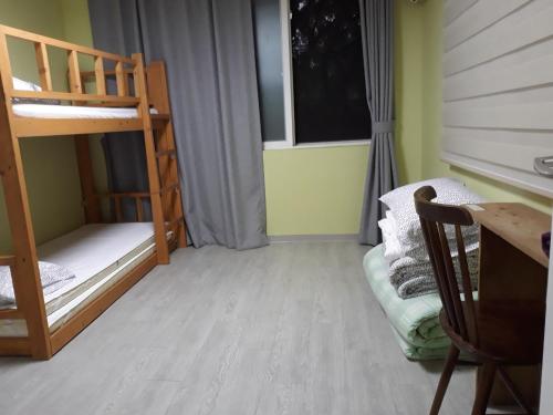 Postel nebo postele na pokoji v ubytování Hans House