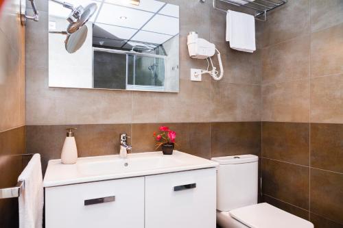 Kúpeľňa v ubytovaní Feelathome Plaza Apartments