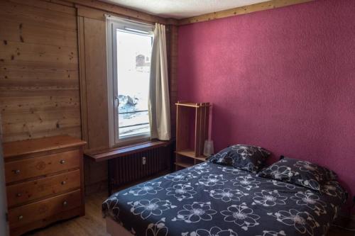 une chambre avec un lit et une fenêtre dans l'établissement MyHome - Great apt for 6 Tignes Val Claret, à Tignes