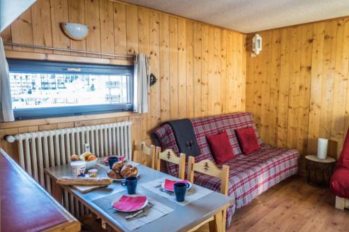 un salon avec une table et un canapé dans l'établissement MyHome - Great apt for 6 Tignes Val Claret, à Tignes