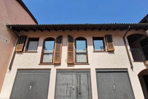un edificio con finestre e persiane di FRANK'S HOME a Lonate Pozzolo