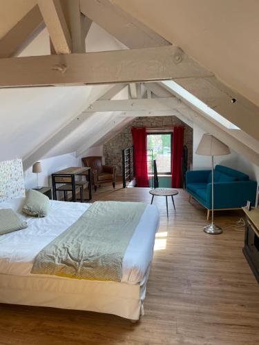 una camera da letto con letto king-size in mansarda di Maison La Tour a Dinan
