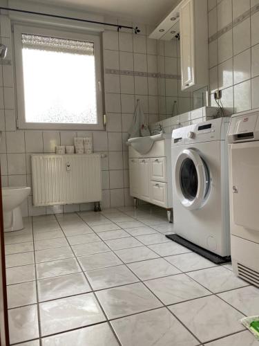 La salle de bains est pourvue d'un lave-linge et d'un lavabo. dans l'établissement Apartment in Essen, à Essen