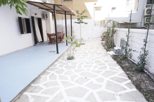 a courtyard with a stone walkway with an umbrella at "Del Sole" Spa Apartment in Serres