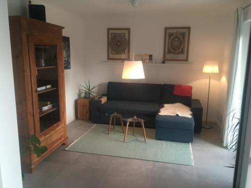 ein Wohnzimmer mit einem Sofa und einem Tisch in der Unterkunft Ferienwohnung Bei Beppi in Geisenheim
