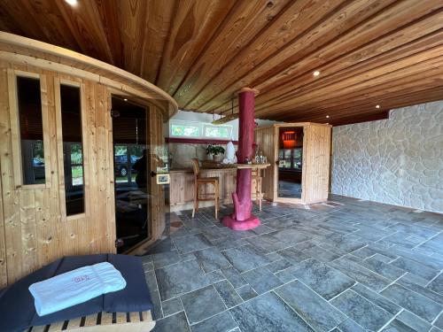 a room with a stone floor and a wooden ceiling at Hotel Alte Fischerkate in Mödlich