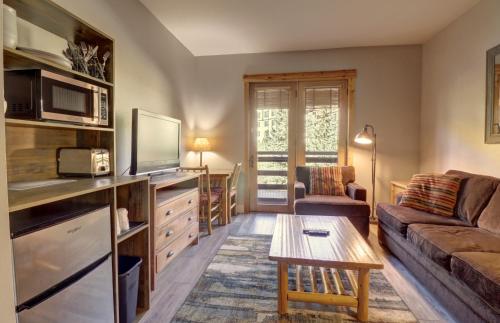 sala de estar con sofá y mesa en TM225A Tucker Mtn Lodge Hotel Room en Copper Mountain