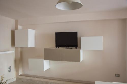 Una televisión o centro de entretenimiento en B&B Domus del Sole
