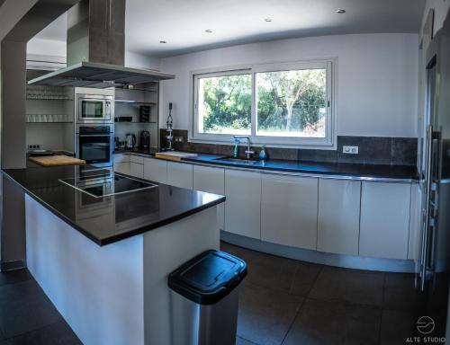 Η κουζίνα ή μικρή κουζίνα στο Casa Lagone - Villa Luxe avec Piscine et Superbe Vue