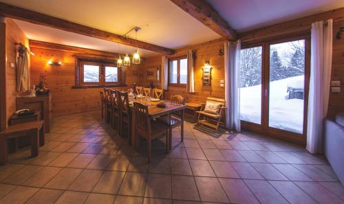 A restaurant or other place to eat at Chalet Samasta 5-Bedroom Jacuzzi and open fire