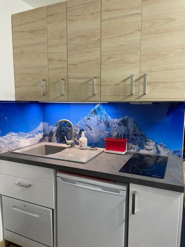 une cuisine avec un évier et un plan de travail dans l'établissement L'AnsloBoys Montagne L2, à Les Deux Alpes