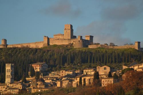 una ciudad con un castillo en una colina en B&B La Giara di Assisi, en Asís