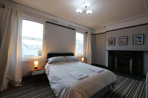 ein Schlafzimmer mit einem Bett mit zwei Handtüchern darauf in der Unterkunft Townhouse 34 in Derry Londonderry