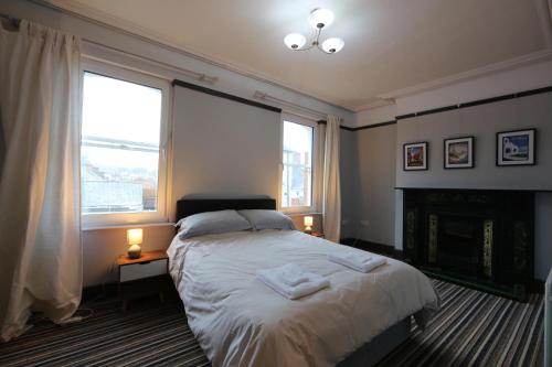 una camera da letto con un letto con due asciugamani sopra di Townhouse 34 a Londonderry