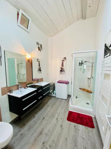 une salle de bain avec une douche, un lavabo et des toilettes dans l'établissement 