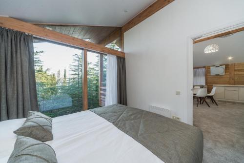 1 dormitorio con cama y ventana grande en Eco Hotel Polyana Skazok, en Yalta
