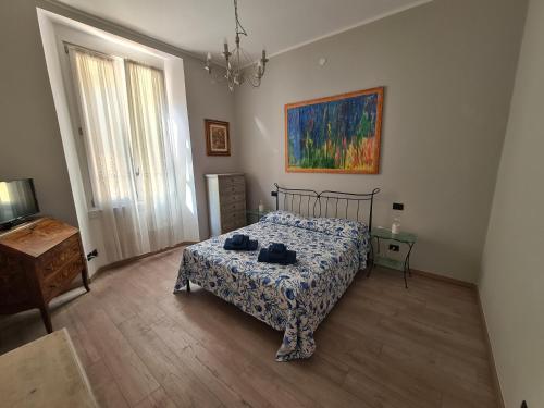 sypialnia z łóżkiem i obrazem na ścianie w obiekcie Una Finestra su Rapallo by PortofinoVacanze w Rapallo