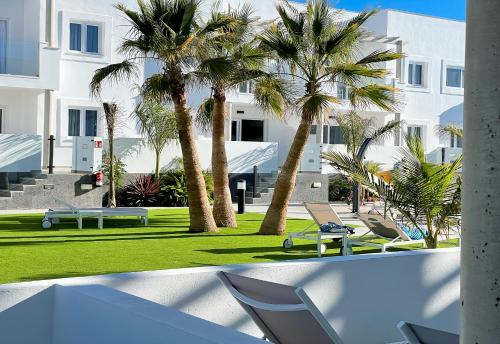 uitzicht vanaf het balkon van een resort met palmbomen bij Island Home Fuerteventura in Corralejo