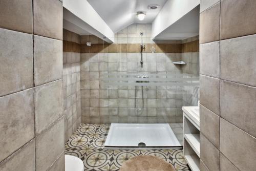 Bathroom sa Chateau La Vallette - Barrakka Suite