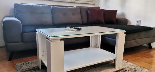 un divano blu con un tavolo in un soggiorno di Apartman Stepa a Banja Luka