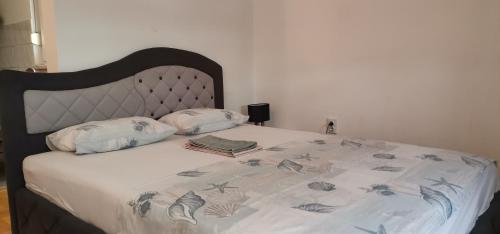 Apartman Stepa في بانيا لوكا: سرير مغطى بغطاء أبيض ووسائد