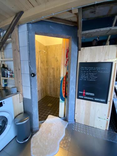 ein Bad mit einer Dusche und einer Waschmaschine in der Unterkunft Jonnys Loft in Osnabrück