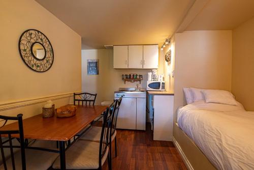 Η κουζίνα ή μικρή κουζίνα στο The Fraser River's Edge B&B Lodge