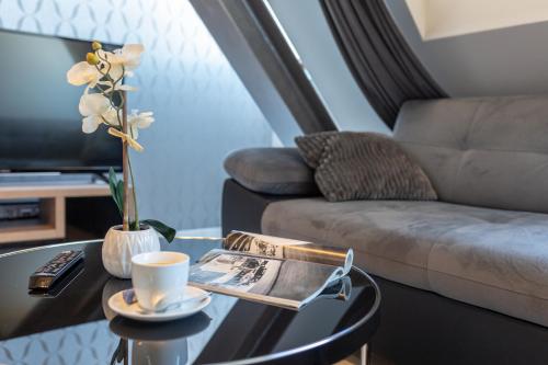 a living room with a coffee table and a couch at Aparthotel New Lux in Wrocław