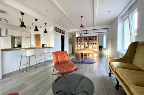 un salon avec un canapé et une table en verre dans l'établissement Superbe Loft 100m2 Proche Cathédrale avec Parking, à Reims