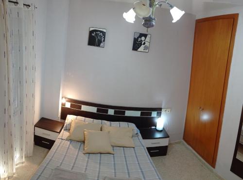 una camera con un letto con due cuscini sopra di Disfruta Granada,incluso con tu mascota Parking a Granada