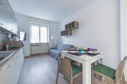 GuestHost - Milano Cosy APT with Balcony!