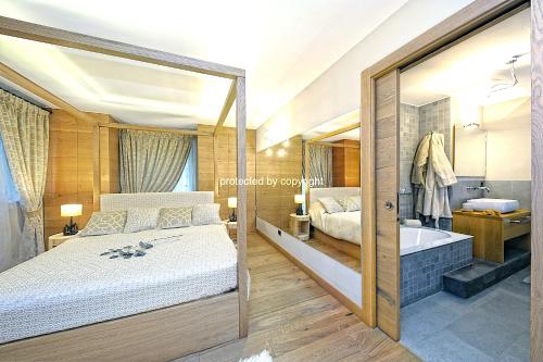 Tempat tidur dalam kamar di Campiglio Luxury Apartment with SPA