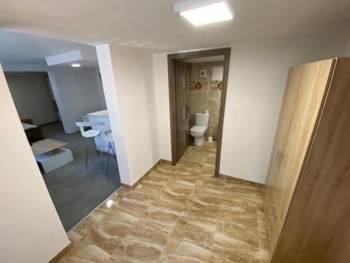 um quarto vazio com um WC e uma casa de banho em ARD Apartments - Levice em Levice