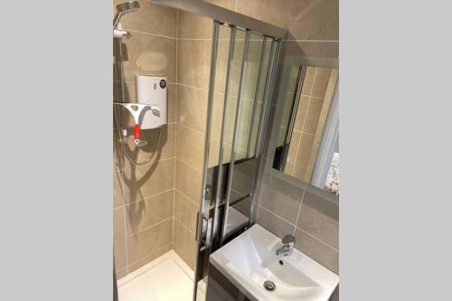 Koupelna v ubytování New apartment within short walk of the beach