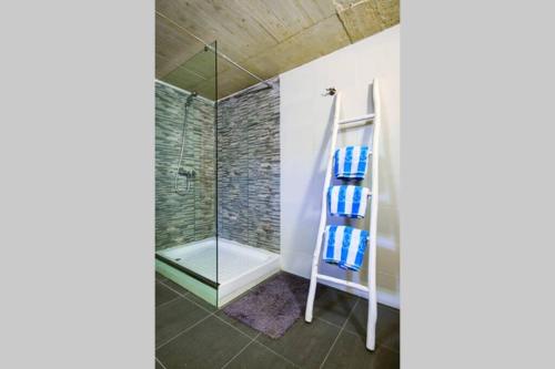 A bathroom at FIFTY-FOUR Edge Pool House - GOZO