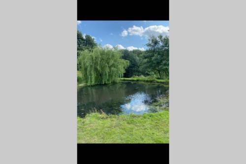 Coach House, 5.8 Acres with hot Tub and Lake