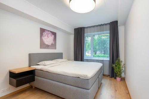 a bedroom with a bed and a window at TartuKodu Narva mnt 101a-1 in Tartu