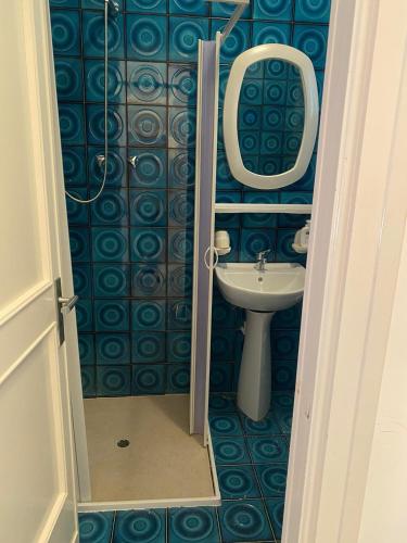 a small bathroom with a sink and a mirror at Villa conchilglia - 30 metri dal mare in Lido Conchiglie