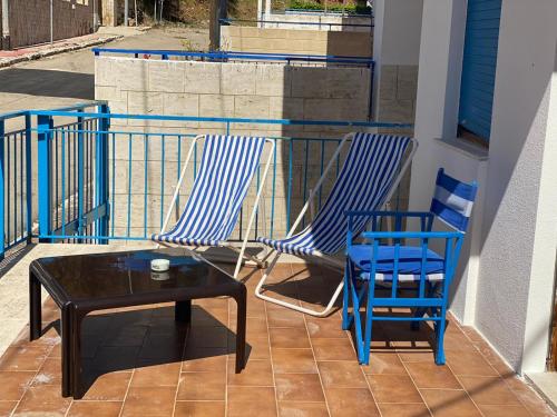 two chairs and a coffee table on a balcony at Villa conchilglia - 30 metri dal mare in Lido Conchiglie