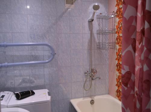 y baño con ducha, aseo y lavamanos. en Imanta Apartment Riga 2х Rooms 52м2, en Riga