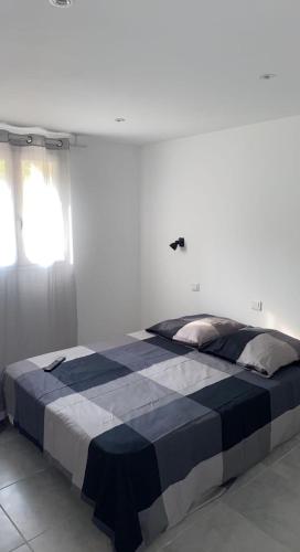 - un lit bleu et blanc dans une chambre avec fenêtre dans l'établissement RDC Villa - Résidentiel - Entrée indépendante, à Marseille