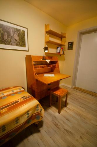 a room with a desk and a bed and a table at Granbackens BoB in Falun