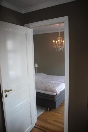 Een bed of bedden in een kamer bij Gamle apoteket i Gamle Skudeneshavn