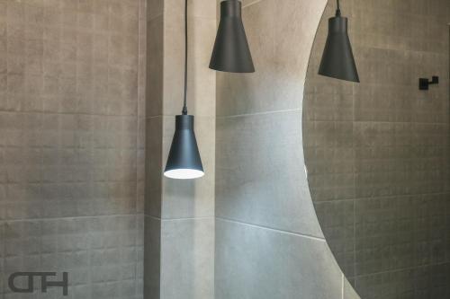 een badkamer met twee lampen aan de muur bij New deluxe studio 1 downtown Thessaloniki-Fully equipped in Thessaloniki