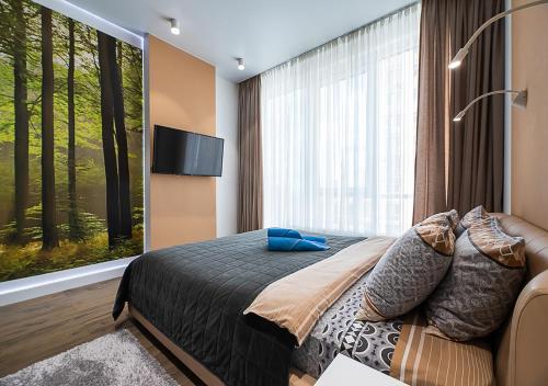 Ліжко або ліжка в номері Дизайнерські апартаменти на Оболоні в ЖК Smart Plaza Obolon біля станції метро Мінська