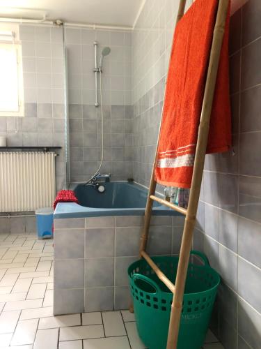 La salle de bains est pourvue d'une baignoire et d'une serviette. dans l'établissement Room in house near Lycee International St Germain en Laye, à Saint-Germain-en-Laye